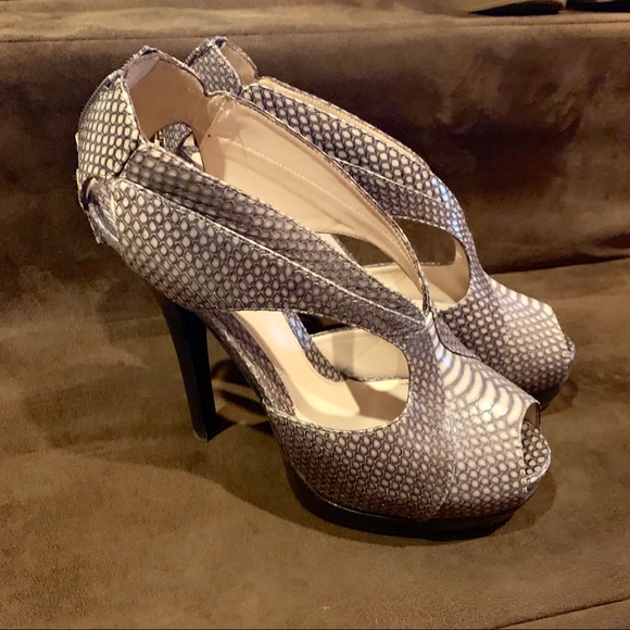 Authentic Fendi “Crazy in Love” Snakeskin Pumps - Picture 2 of 6
